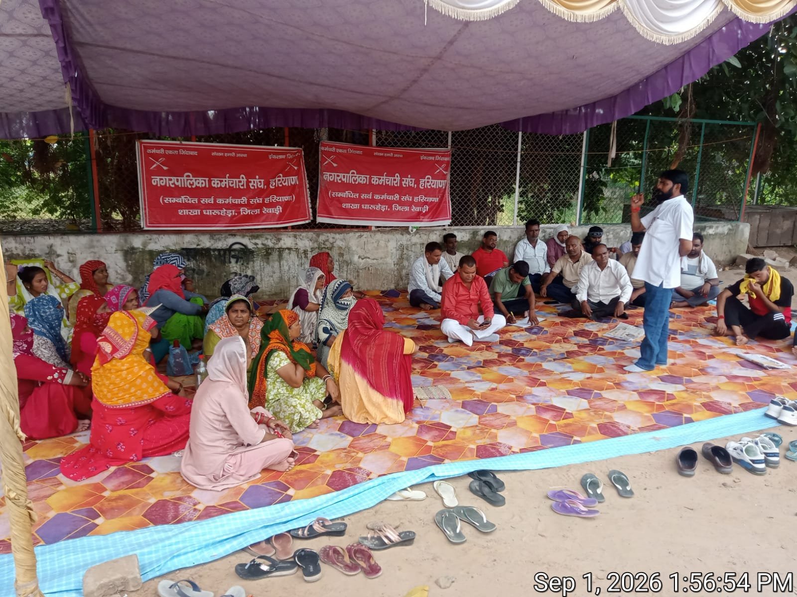 धारूहेड़ा नगर पालिका सफाई कर्मचारियों ने लगाये नारे