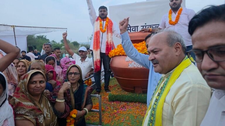 सेवा संकल्प यात्रा के रेवाड़ी जिले में प्रवेश करने पर रविवार शाम को हरियाणा राजस्थान के बोर्डर काठूवास टॉल पर स्वागत किया गया।