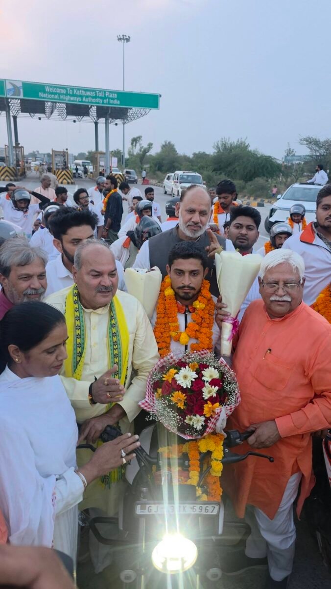सेवा संकल्प यात्रा के रेवाड़ी जिले में प्रवेश करने पर रविवार शाम को हरियाणा राजस्थान के बोर्डर काठूवास टॉल पर स्वागत किया गया।