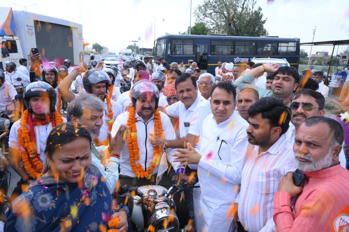 बावल में सेवा बाइक यात्रा के आगमन पर आयोजित कार्यक्रम के दौरान उपस्थित मुख्य अतिथि विधायक डॉ. कृष्ण कुमार, भाजपा जिलाध्यक्ष डॉ. वंदना पोपली व अन्य गणमान्य लोग। (फोटो: District Public Relations Office, Rewari)