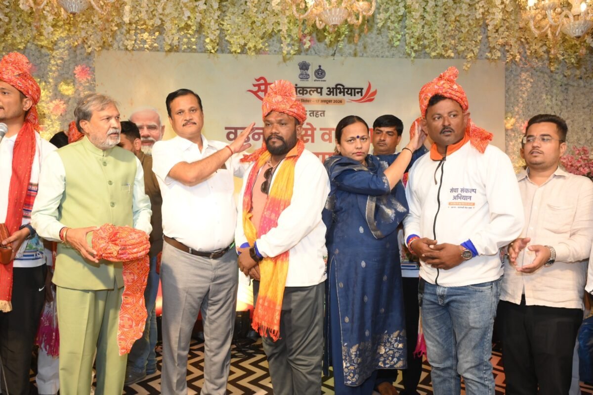बावल में सेवा बाइक यात्रा के आगमन पर आयोजित कार्यक्रम के दौरान उपस्थित मुख्य अतिथि विधायक डॉ. कृष्ण कुमार, भाजपा जिलाध्यक्ष डॉ. वंदना पोपली व अन्य गणमान्य लोग। (फोटो: District Public Relations Office, Rewari)