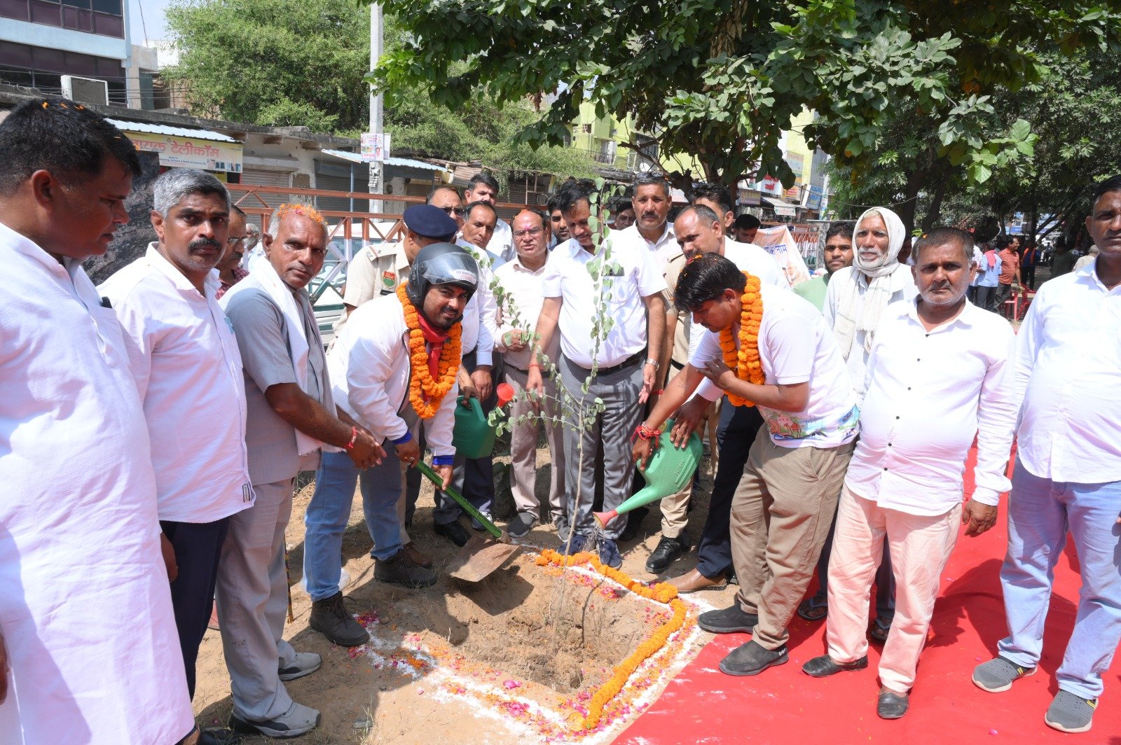 बावल में सेवा बाइक यात्रा के आगमन पर आयोजित कार्यक्रम के दौरान उपस्थित मुख्य अतिथि विधायक डॉ. कृष्ण कुमार, भाजपा जिलाध्यक्ष डॉ. वंदना पोपली व अन्य गणमान्य लोग। (फोटो: District Public Relations Office, Rewari)