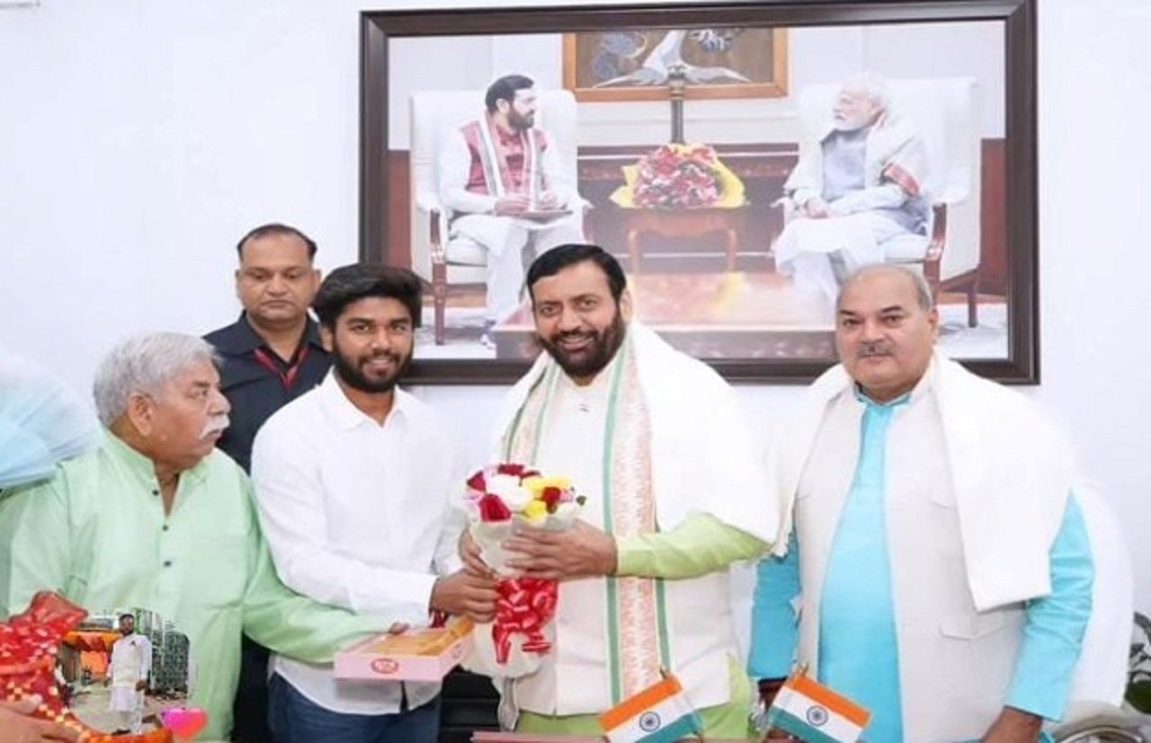 धारूहेड़ा: निविर्रोध बने युवा उपचेयरमेन ने की मुख्यमंत्री से मुलाकात धारूहेड़ा: धारूहेड़ा नपा में तीन दिन पहले निविर्रोध बने सबसे युवा उपचेयरमैन अमन राव ने हरियाणा के मुख्यमंत्री नायब सैनी से मुलाकात की।
