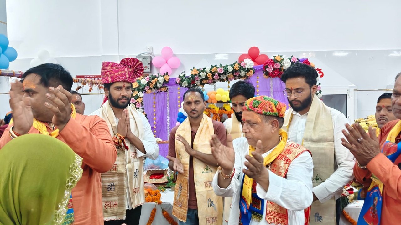 धारूहेड़ा : नपा उपचेयरमैन अमन राव ने दीप प्रज्वलित कर किया श्री श्याम जागरण का शुभारंभ
