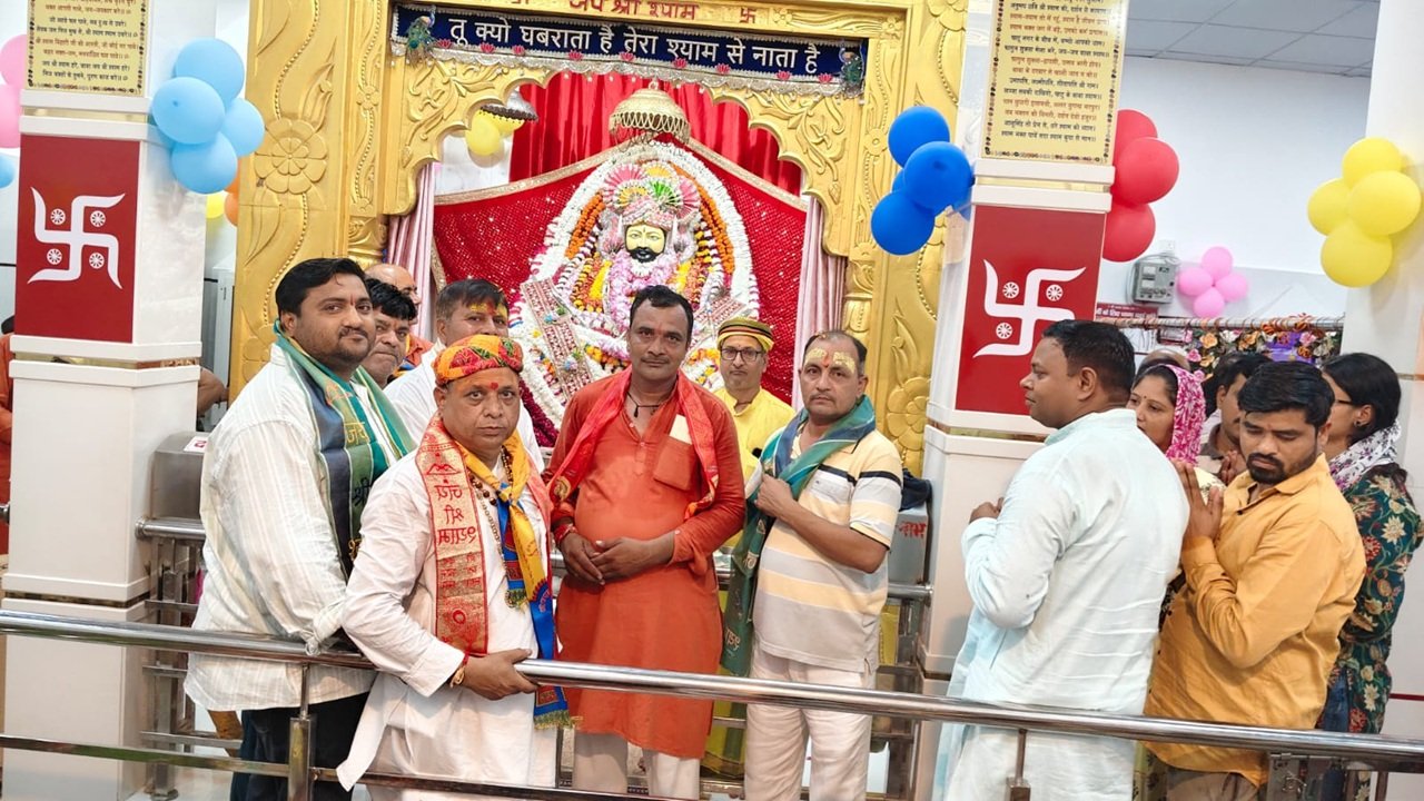 धारूहेड़ा :   नपा उपचेयरमैन अमन राव ने दीप प्रज्वलित कर किया श्री श्याम जागरण का शुभारंभ