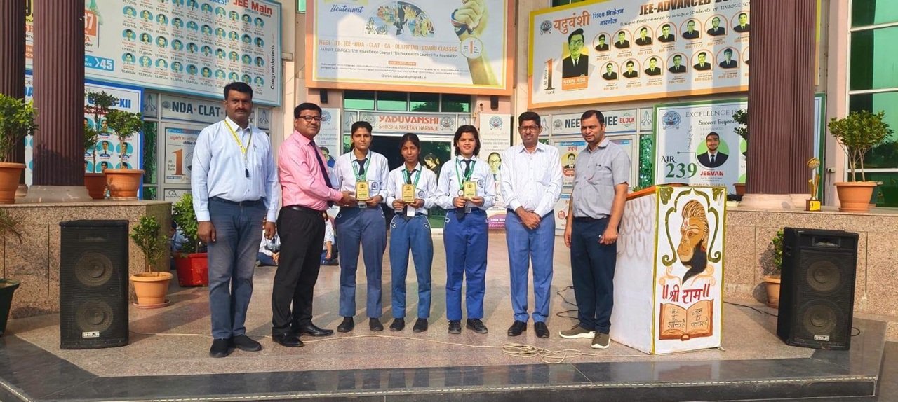 विद्यालय प्रांगण में आयोजित विशेष मॉर्निंग असेंबली (Morning Assembly) में एक भव्य सम्मान समारोह का आयोजन किया गया।