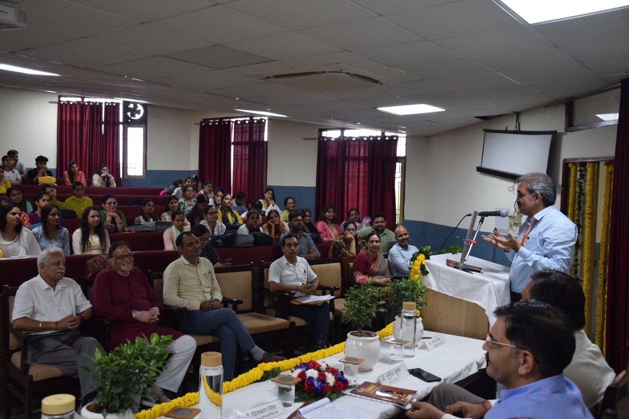 इंदिरा गांधी विश्वविद्यालय, मीरपुर में आयोजित संगोष्ठी में मौजूद शिक्षक और विद्यार्थी।