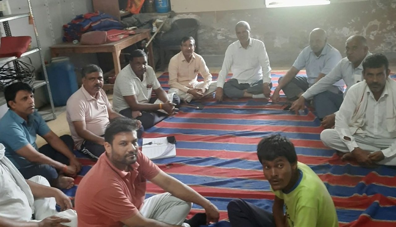 धारूहेड़ा: तैयारियों को लेकर बैठक करते हुए