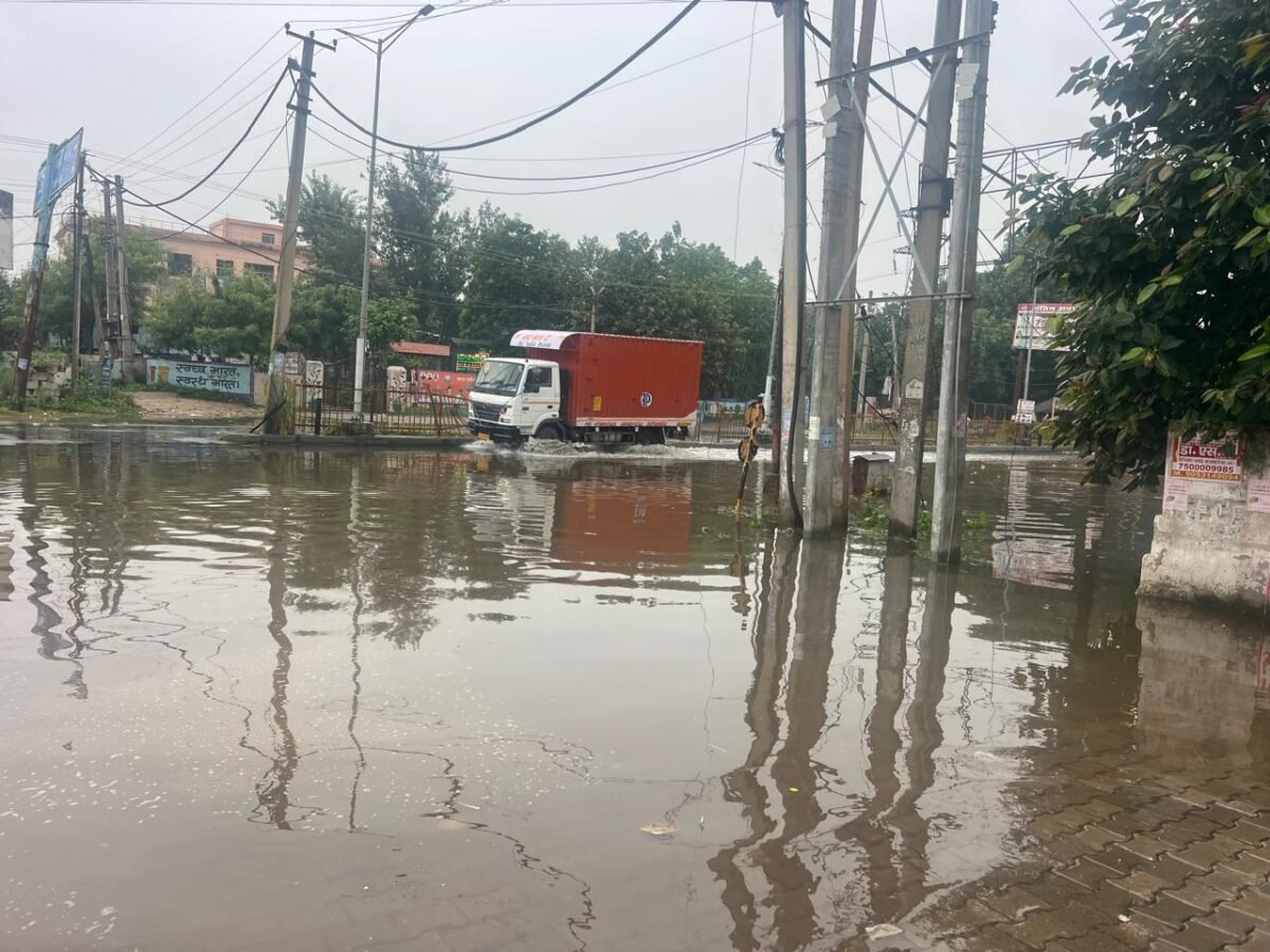 अलवर बाइपास पर बना रैंप टूटा, नपा कार्यालय धारूहेड़ा पहुचां काला पानी अलवर बाइपास पर बना रैंप टूटा, नपा कार्यालय धारूहेड़ा पहुचां काला पानी