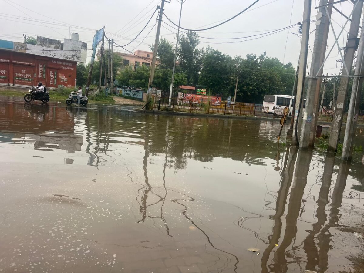 अलवर बाइपास पर बना रैंप टूटा, नपा कार्यालय धारूहेड़ा पहुचां काला पानी Ramp on Alwar Bypass collapses; Dharuhera Municipal Office flooded with filthy water