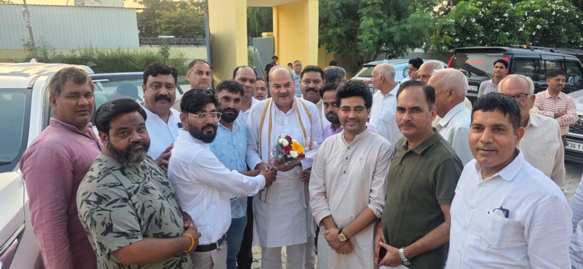  भाजपा प्रदेश उपाध्यक्ष एवं रेवाड़ी विधायक लक्ष्मण सिंह यादव सेक्टर छह स्थित सामुदायिक केंद्र में आयोजित कार्यक्रम में शमिल हुए थें । वहां कई लोगों ने भाजपा जवाइन की।