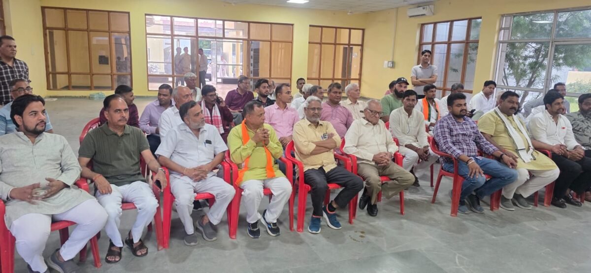  भाजपा प्रदेश उपाध्यक्ष एवं रेवाड़ी विधायक लक्ष्मण सिंह यादव सेक्टर छह स्थित सामुदायिक केंद्र में आयोजित कार्यक्रम में शमिल हुए थें । वहां कई लोगों ने भाजपा जवाइन की।