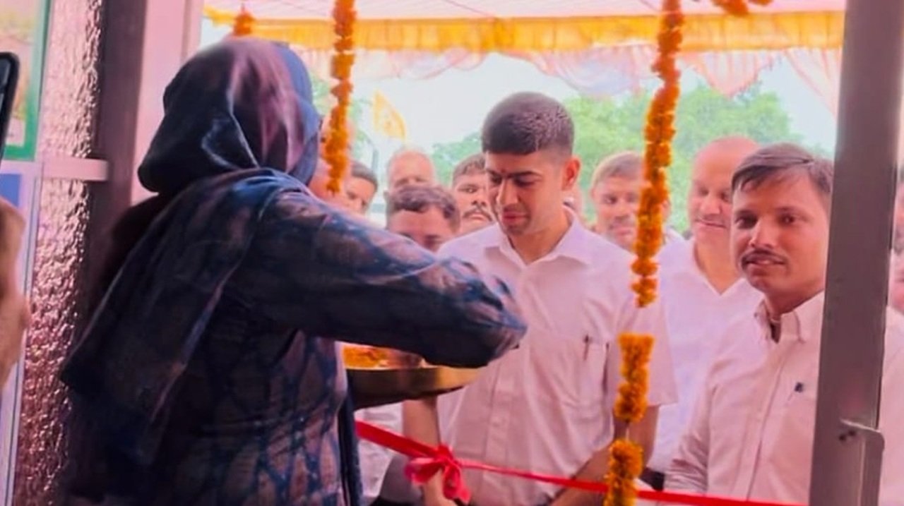 धारूहेड़ा के खलियावास में यशोधारा कोऑपरेटिव सोसाइटी के कार्यालय का उपायुक्त अभिषेक मीणा ने शुभारंभ किया।