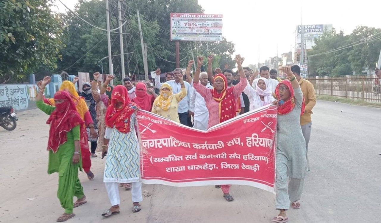 धारूहेड़ा में सफाई कर्मचारियों ने मांगो को लेकर किया विरोध प्रदर्शन, निकाला जूलुस