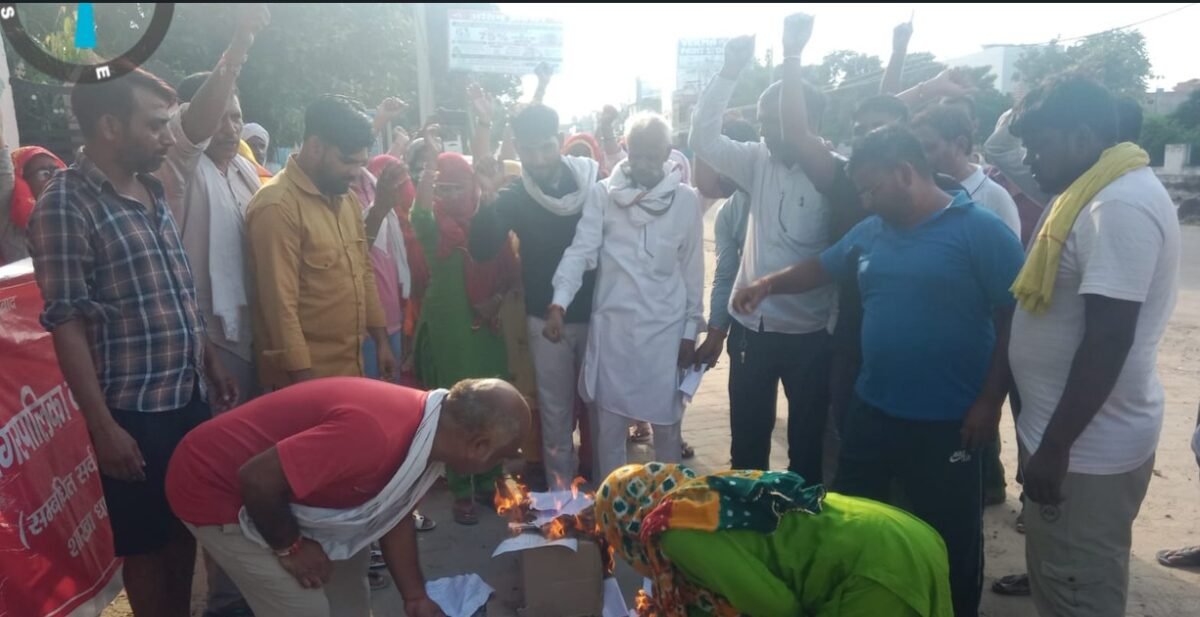 धारूहेड़ा में सफाई कर्मचारियों ने ड्यूटी पर वापस आने संबंधी पत्र की प्रतियां को जलाते हुए