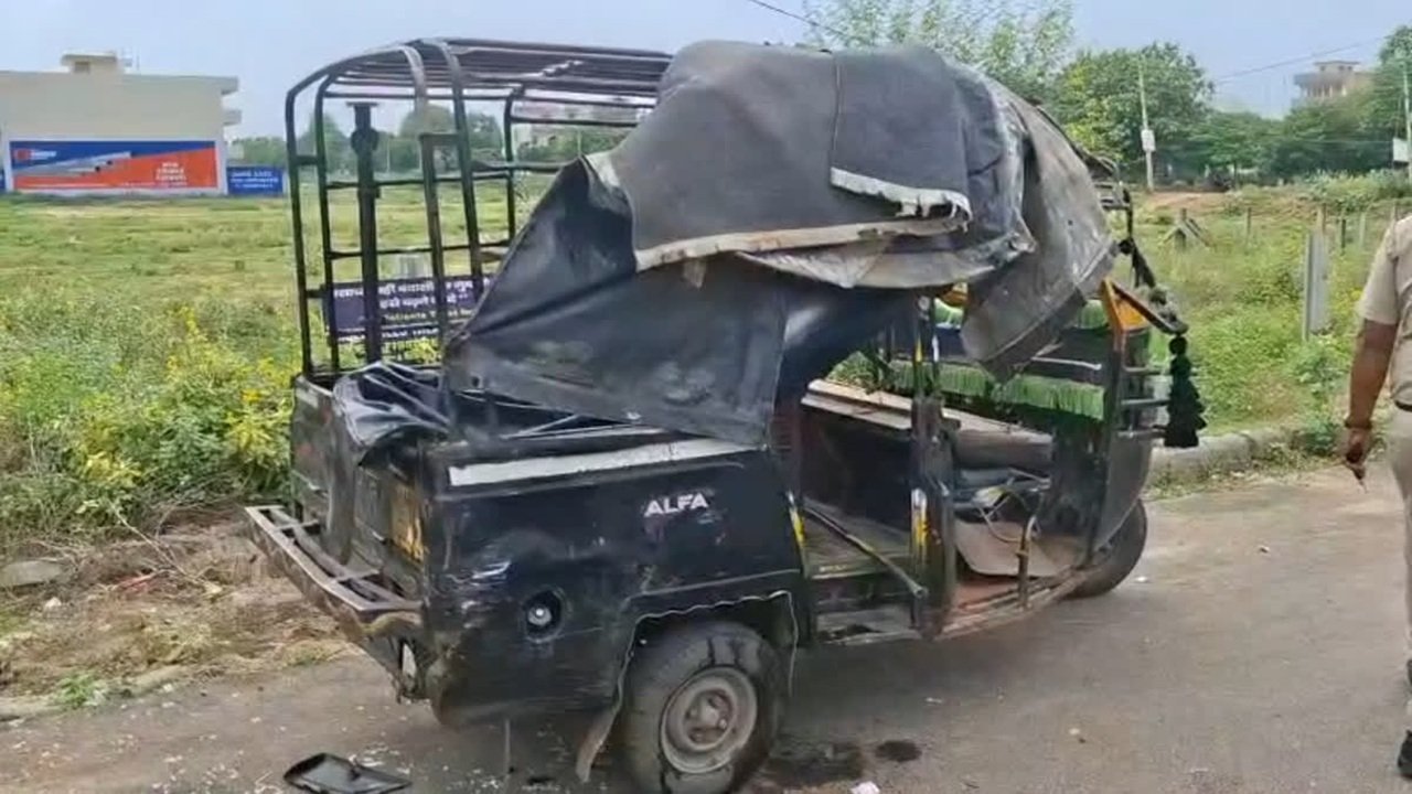 रेवाड़ी में महिला कॉलेज की छात्राओं से भरा ऑटो पलटा, 12 छात्राएं घायल, 3 रोहतक PGI रेफर