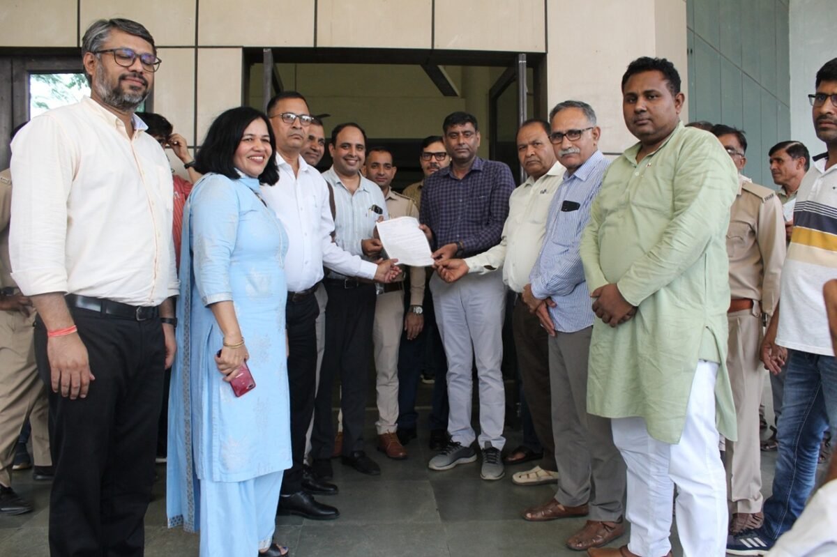 उच्च शिक्षा एवं शिक्षकों-कर्मचारियों की विभिन्न लंबित मांगों को लेकर एक विशाल विरोध प्रदर्शन