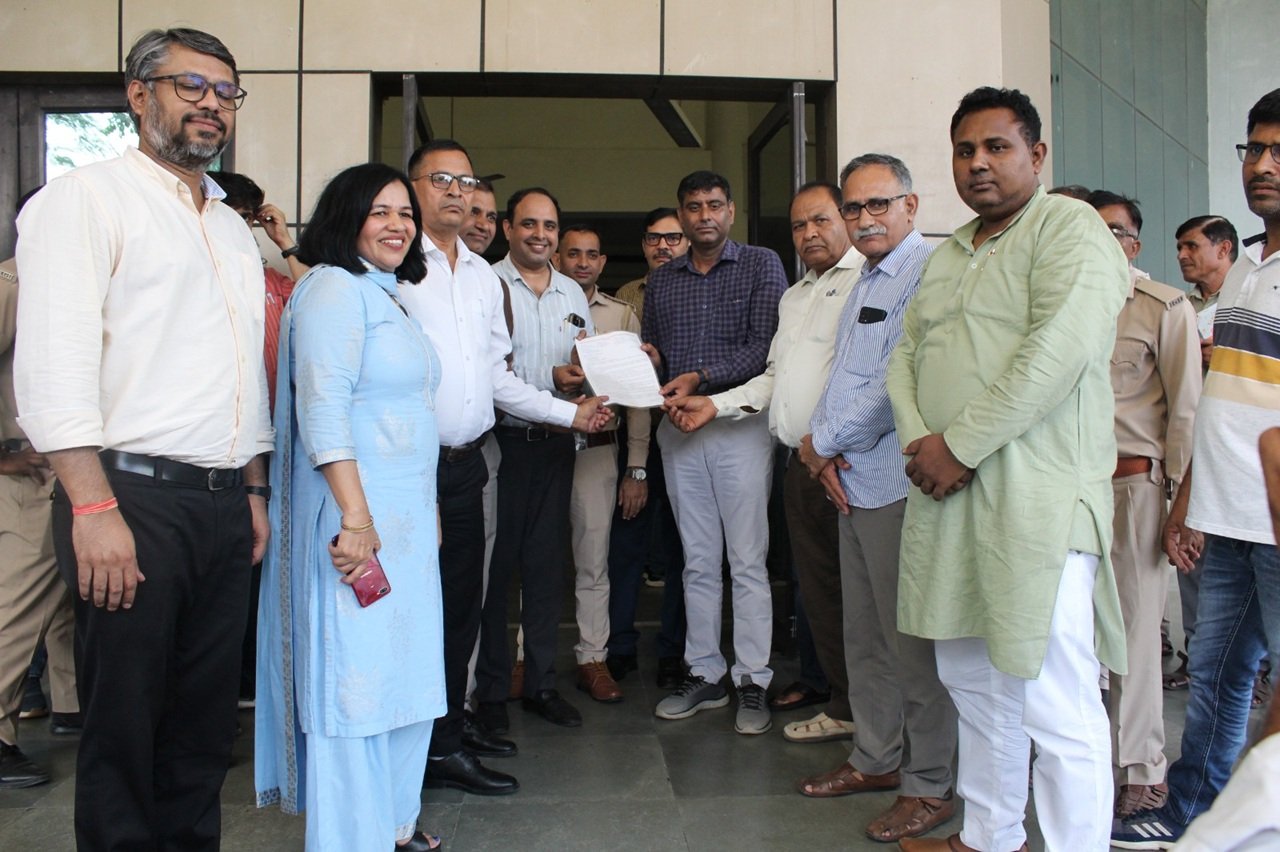 उच्च शिक्षा एवं शिक्षकों-कर्मचारियों की विभिन्न लंबित मांगों को लेकर एक विशाल विरोध प्रदर्शन