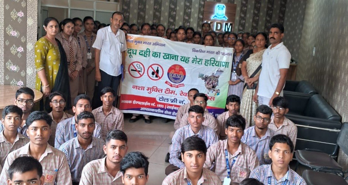 धारूहेड़ा स्कूल में विद्यार्थियों को नशा मुक्ति अभियान के तहत जागरूक करती पुलिस टीम