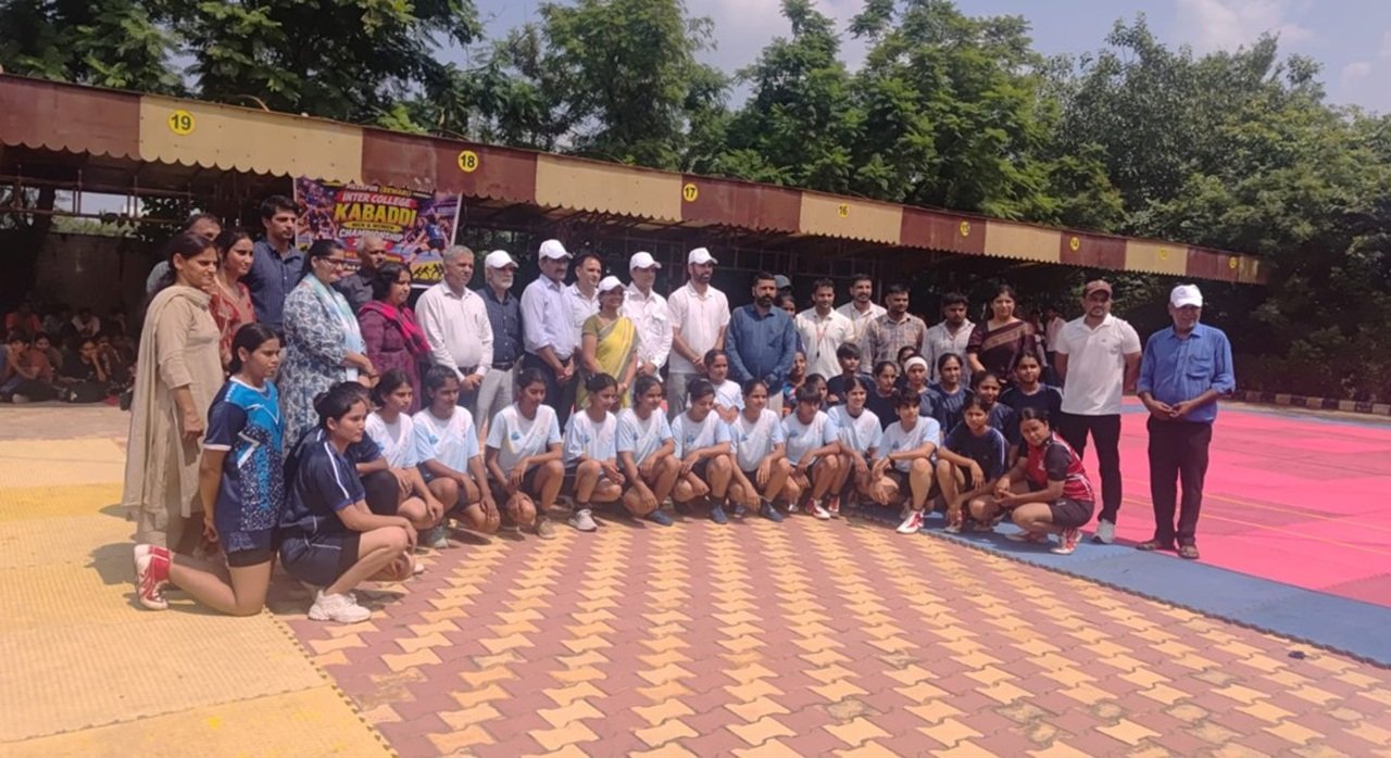 धारूहेड़ा: प्रतियोगिता में शुभारंभ पर खरखड़ा महाविद्यालय में मुख्य अतिथि व कालेज स्टाफ