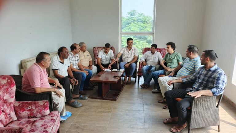 धारूहेड़ा: एमटूके काउंटी हाइटस आरडब्ल्यूए की बैठक रविवार को प्रधान प्रवीण यादव की अध्यक्षता में आयोजित की गई