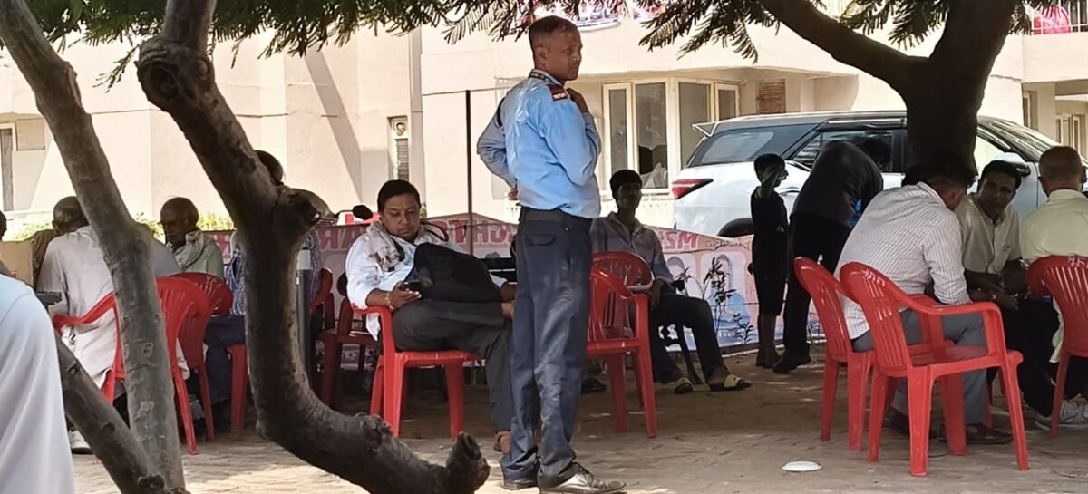 एम2के काउंटी हाइट्स आरडब्ल्यूए चुनाव में मतदान जारी, अध्यक्ष समेत कई पदों पर मुकाबला एम2के काउंटी हाइट्स आरडब्ल्यूए के चुनाव में वोटिंग सेंटर के बाहर बैठे लोग