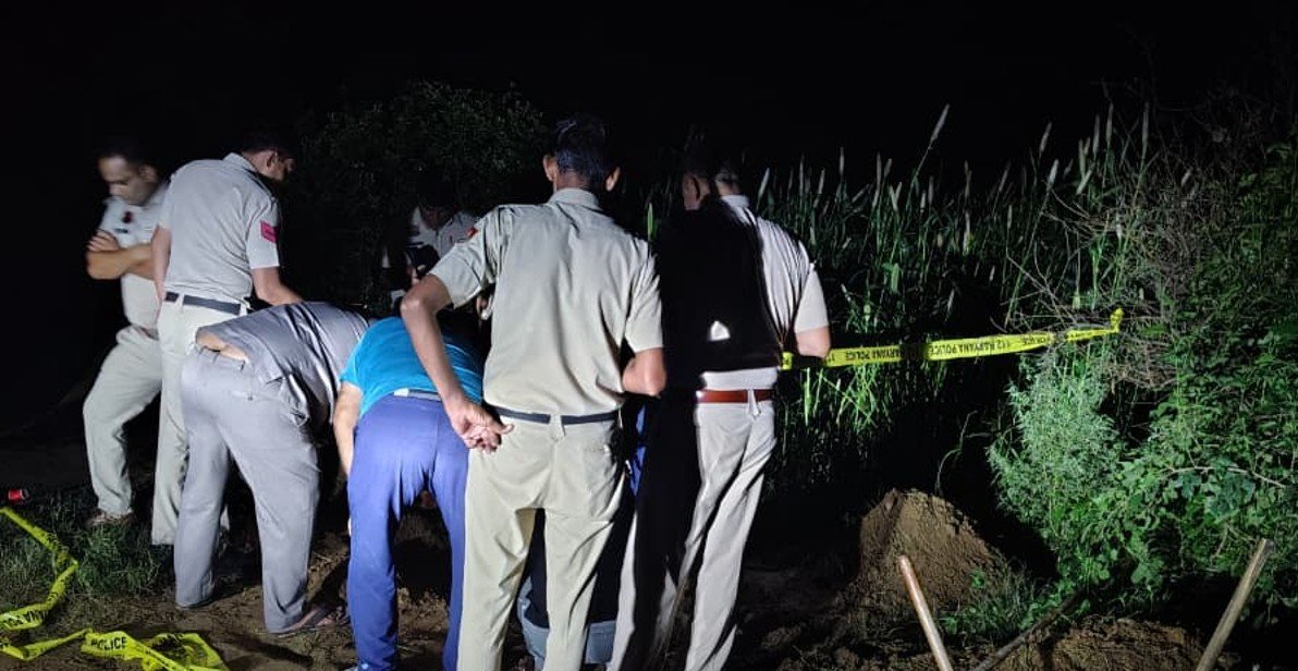 Dharuhera Murder case: भटसाना में मर्डर को लेकर पुलिस के हाथ खाली, SP Rewari ने किया मौका मुआवना रेवाड़ी-मर्डर के बाद डेयरी में दफनाई लाश, रात को शव को निकालते हुए