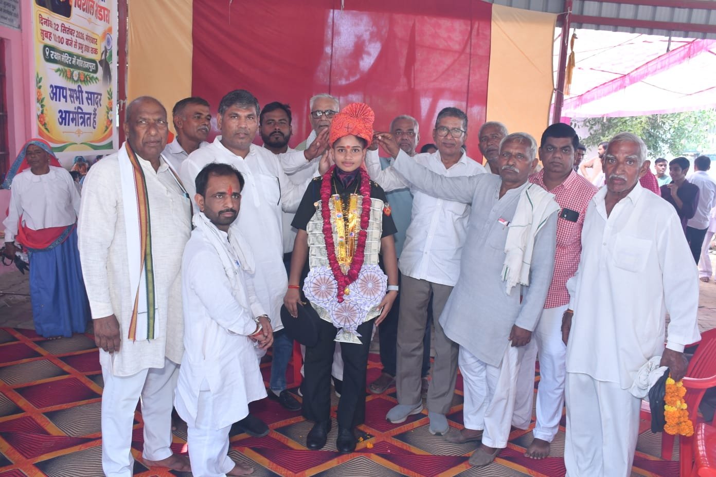 नितिन कुमारी के गांव पहुंचने पर आसपास की पंचायतों के प्रतिनिधियों और ग्रामीणों ने उनका स्वागत कर सम्मानित किया।