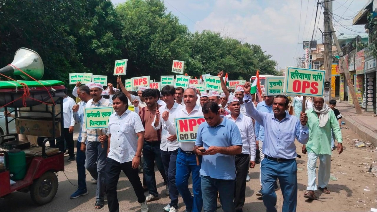 रेवाड़ी में OPS बहाली की मांग को लेकर हजारों कर्मचारियों का संकल्प मार्च
