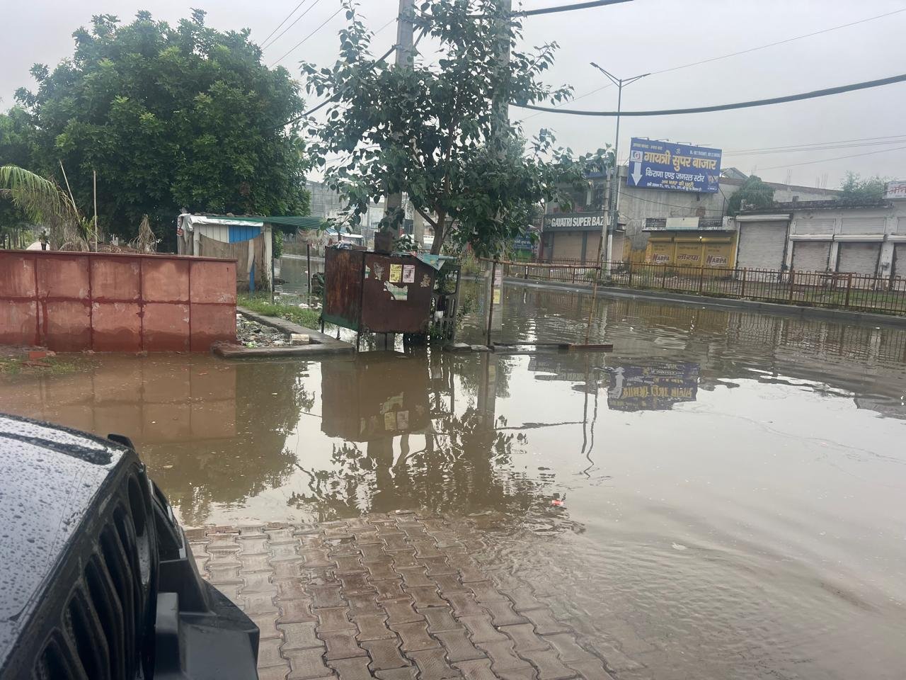 अलवर बाइपास पर बना रैंप टूटा, नपा कार्यालय धारूहेड़ा पहुचां काला पानी