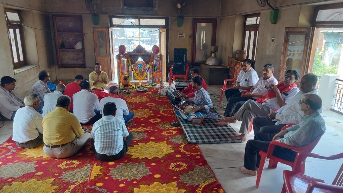 रेवाड़ी। श्री घंटेश्वर महादेव मंदिर आदर्श रामलीला, रेवाड़ी की तैयारियों को लेकर समिति की बैठक आयोजित की गई