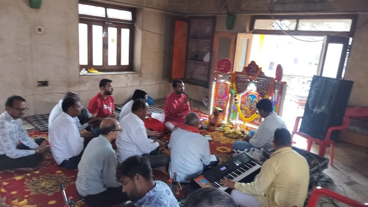 रेवाड़ी। श्री घंटेश्वर महादेव मंदिर आदर्श रामलीला, रेवाड़ी की तैयारियों को लेकर समिति की बैठक आयोजित की गई