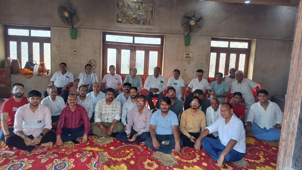 रेवाड़ी में रामलीला की तैयारियो को लेकर बैठक करते हुए