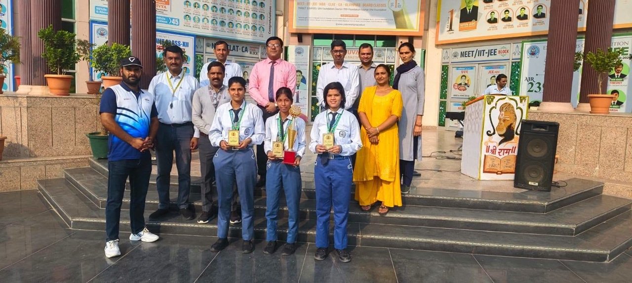 विद्यालय प्रांगण में आयोजित विशेष मॉर्निंग असेंबली (Morning Assembly) में एक भव्य सम्मान समारोह का आयोजन किया गया।