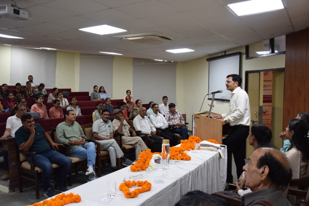 आईजीयू में सांग सम्राट मास्टर नेकी राम की स्मृति में कवियों का सम्मानित करते हुए