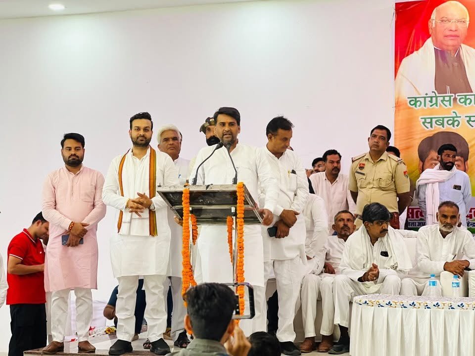 कार्यकर्ता सम्मेलन को संबोधित करते हुए कांग्रेस नेताओं ने प्रदेश सरकार पर भ्रष्टाचार, सरकारी भर्तियों और कानून व्यवस्था को लेकर कई आरोप लगा