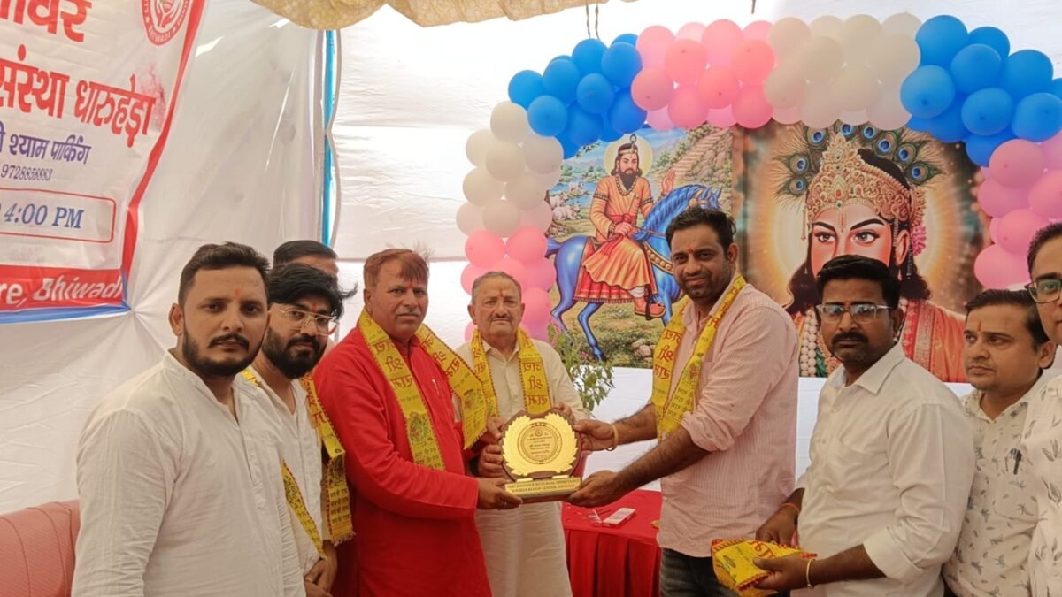 धारूहेड़ा: जय बाबा मोहनराम सेवा संस्था की ओर से आयोजित शिविर में रक्तदाताओ को पुरस्कृत करते हुए नपा चेयरमैन अजय जांगड़ा