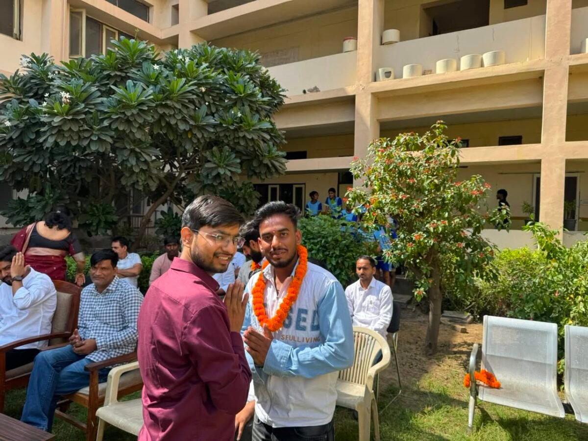 धारूहेड़ा: खरखड़ा महाविद्यालय परिसर में पहुंचने पर महाविद्यालय प्रशासन की आगुंतको को स्वागत करते हुए