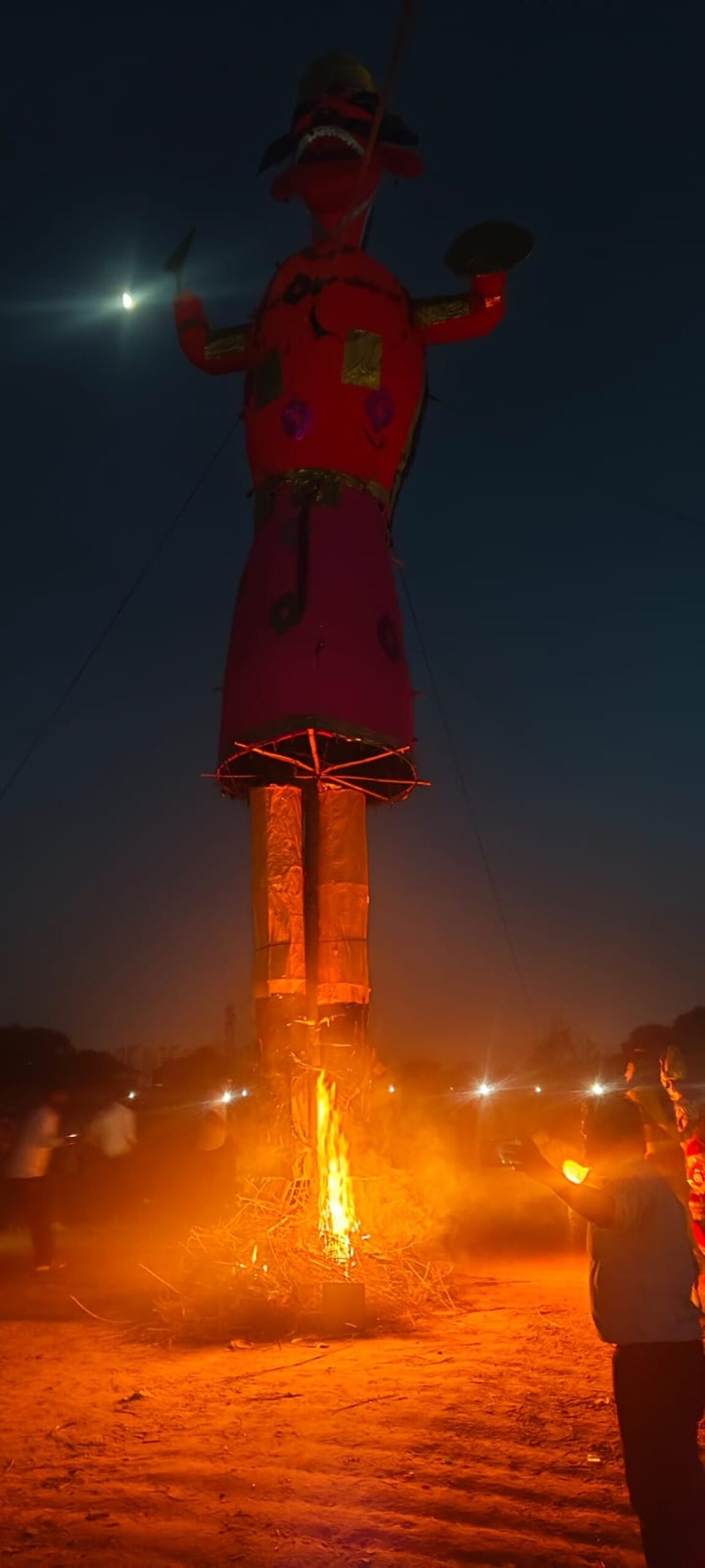 धारूहेड़ा: बुराई पर अच्छाई की जीत का प्रतीक दशहरा पर्व धारूहेड़ा मेंं मंगलवार को को धूमधाम से मनाया गया। शाम को श्रीराम के जयकारों के साथ रावण दहन हुआ।