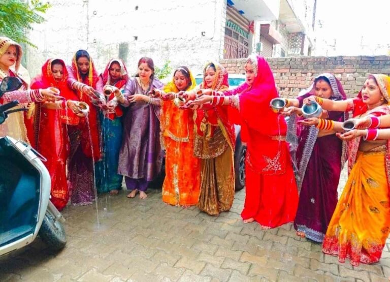 धारूहेड़ा में करवा चौध पर्व मनाया, चंद्र को दिया अर्घ्य