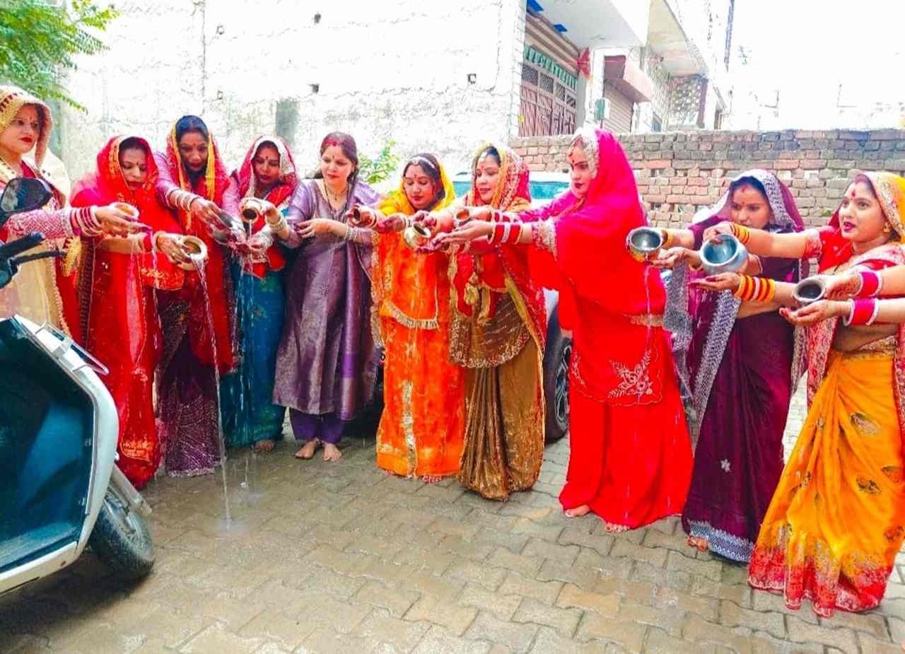 धारूहेड़ा में करवा चौध पर्व मनाया, चंद्र को दिया अर्घ्य धारूहेड़ा में करवा चौध पर्व मनाया, चंद्र को सूर्य को दिया अर्घ्य