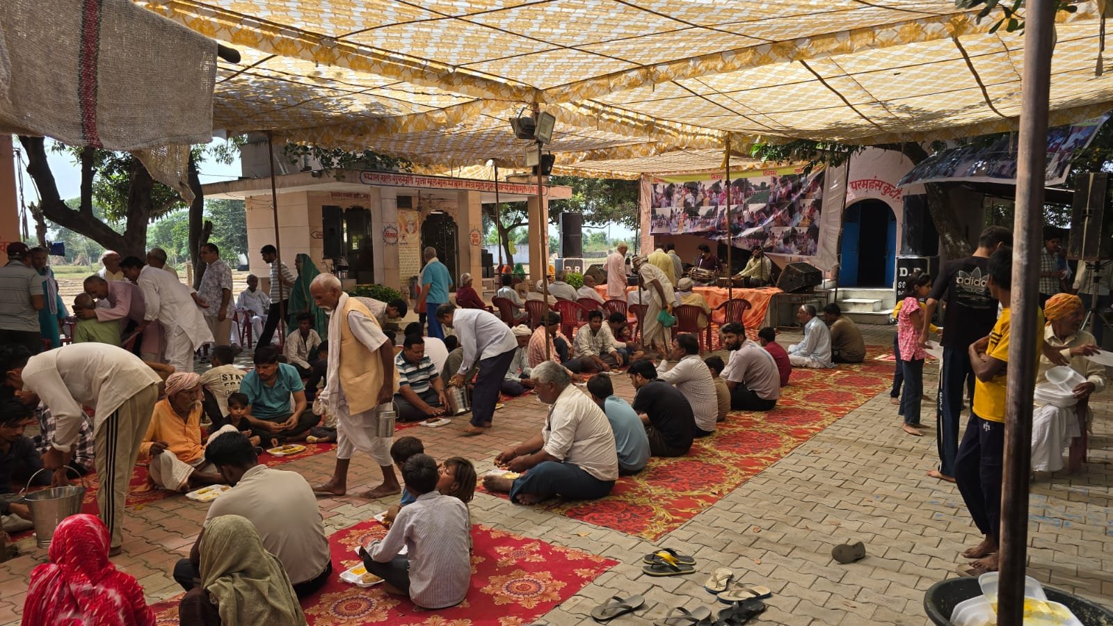 नंदरामपुर बास में भंडारे में प्रसाद ग्रहण करते श्रद्धालु।