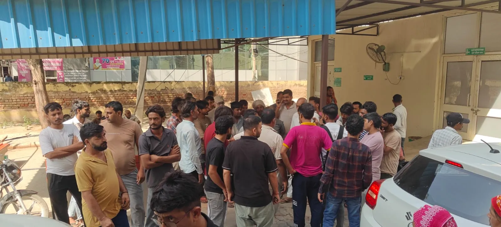 पिता ने बताया कि सोमवार देर रात उनके बड़े बेटे केशव ने इलाज के दौरान दम तोड़ दिया, जबकि छोटे बेटे की हालत अभी भी गंभीर बनी हुई है। सूचना मिलने पर पहुंची पुलिस ने शव को कब्जे में लेकर रेवाड़ी पोस्टमॉर्टम हाउस भिजवाया