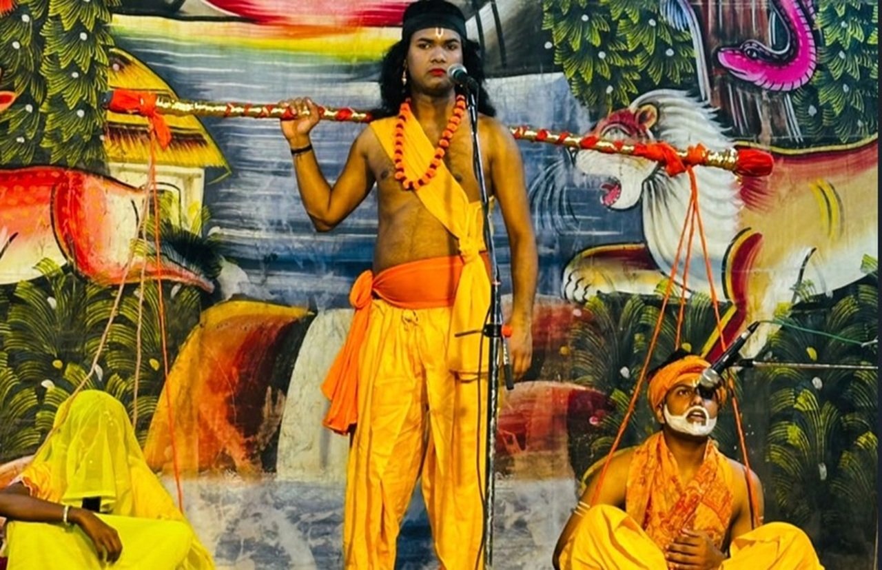 पहले दिन श्रवण लीला का मंचन हुआ, जिसमें कलाकारों ने श्रवण कुमार की कथा का मंचन कर दर्शकों को भावुक कर दिया।