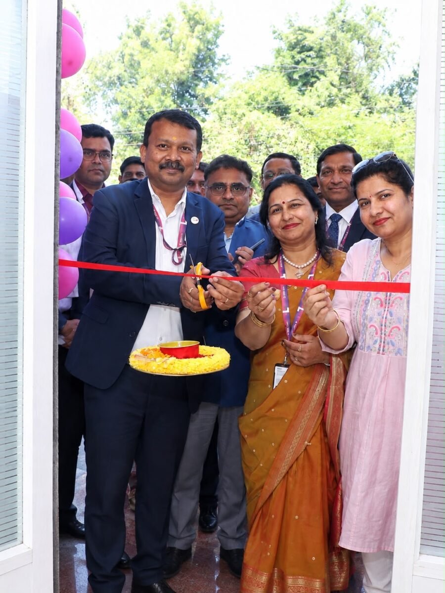 एसबीआई लाइफ इंश्योरेंस के चंडीगढ़ रीजन के रीजनल डायरेक्टर अभिषेक मजूमदार ने नई शाखा का उद्घाटन किया।