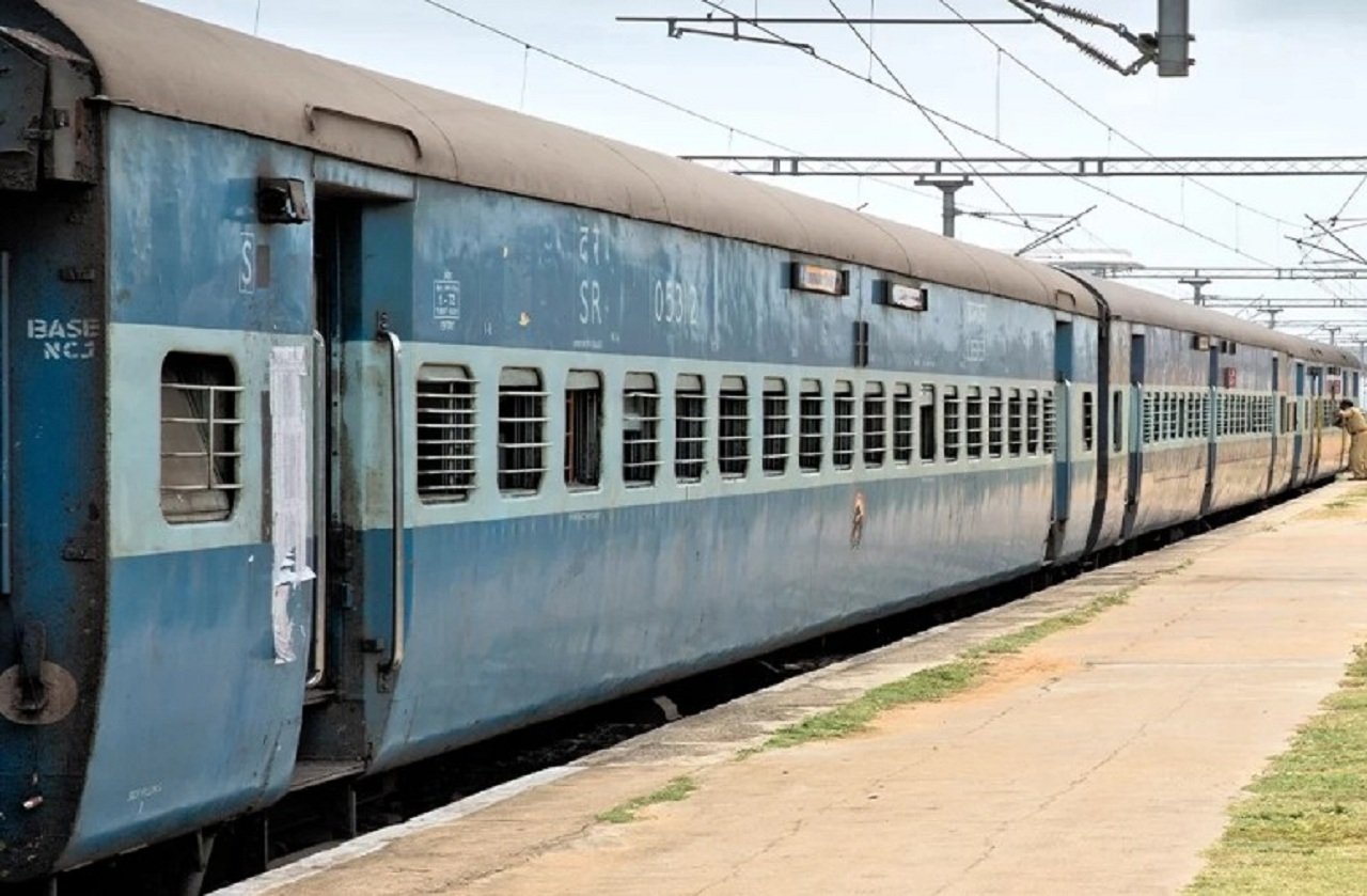 दिल्ली-रेवाड़ी रेलखंड की 24 ट्रेनें रद्द, यहां देखें ट्रेनों की पूरी लिस्ट !