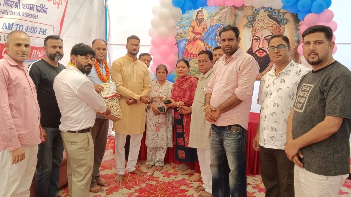 धारूहेड़ा' रक्तदाताओं को सर्टिफिकेट देकर स्वागत करते हुए वार्ड पार्षद निहाल रंगा
