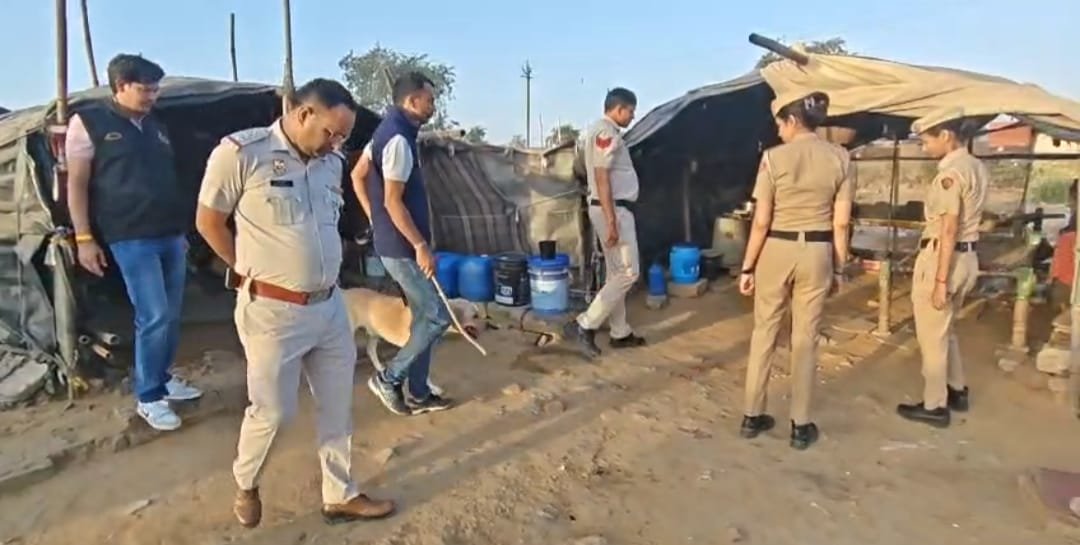 थाना धारूहेड़ा पुलिस की संयुक्त टीमों ने रविवार को धारूहेड़ा के विभिन्न संवेदनशील एवं सार्वजनिक स्थानों पर अलसुबह विशेष सर्च व चेकिंग अभियान चलाया।