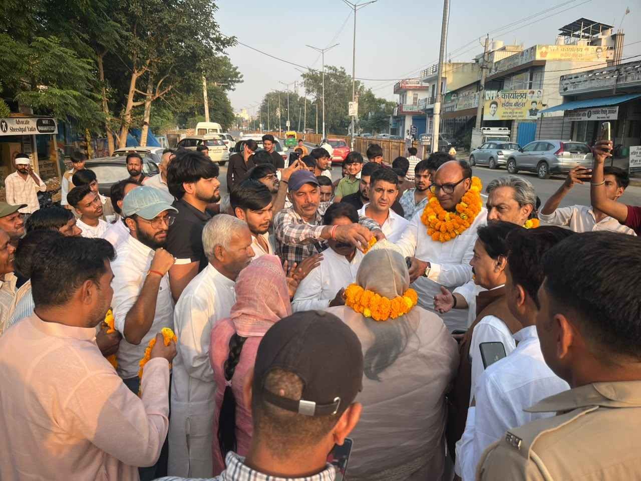 धारूहेड़ा (Best24News): चुनाव प्रक्रिया में कथित अनियमितताओं और 'वोट चोरी' के आरोपों को लेकर धारूहेड़ा में कांग्रेस कार्यकर्ताओं ने रविवार को प्रदेशव्यापी आह्वान के तहत विशाल विरोध-प्रदर्शन रैली निकाली।
