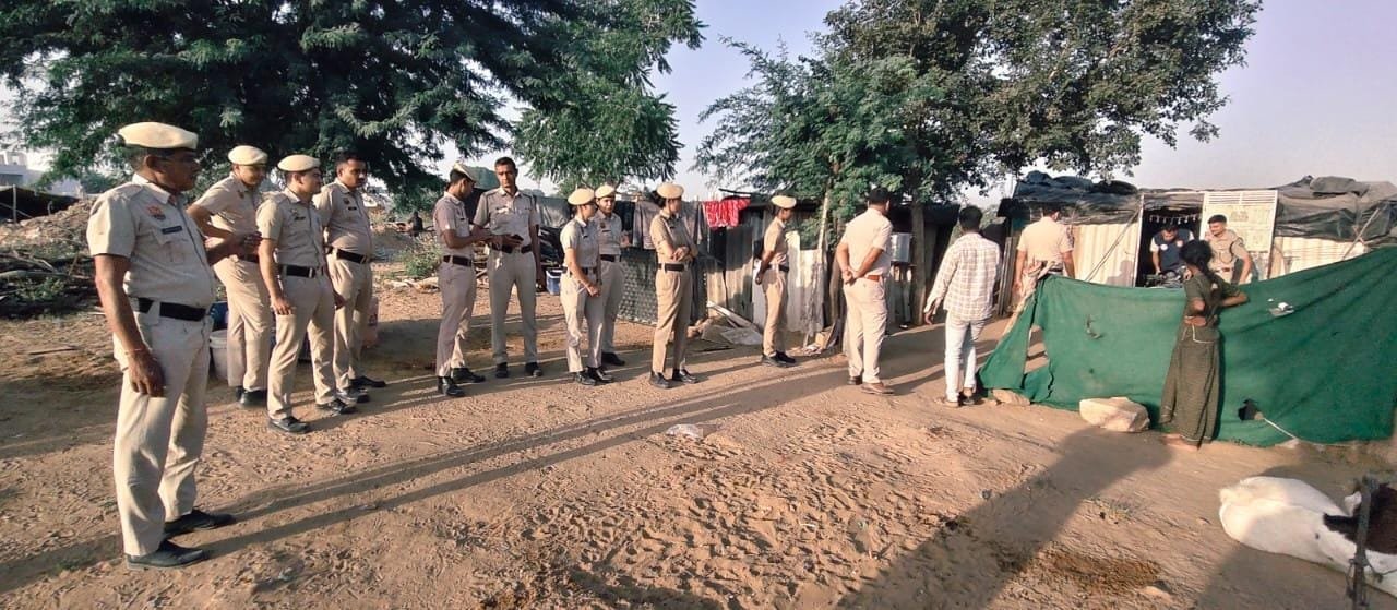 थाना धारूहेड़ा पुलिस की संयुक्त टीमों ने रविवार को धारूहेड़ा के विभिन्न संवेदनशील एवं सार्वजनिक स्थानों पर अलसुबह विशेष सर्च व चेकिंग अभियान चलाया।